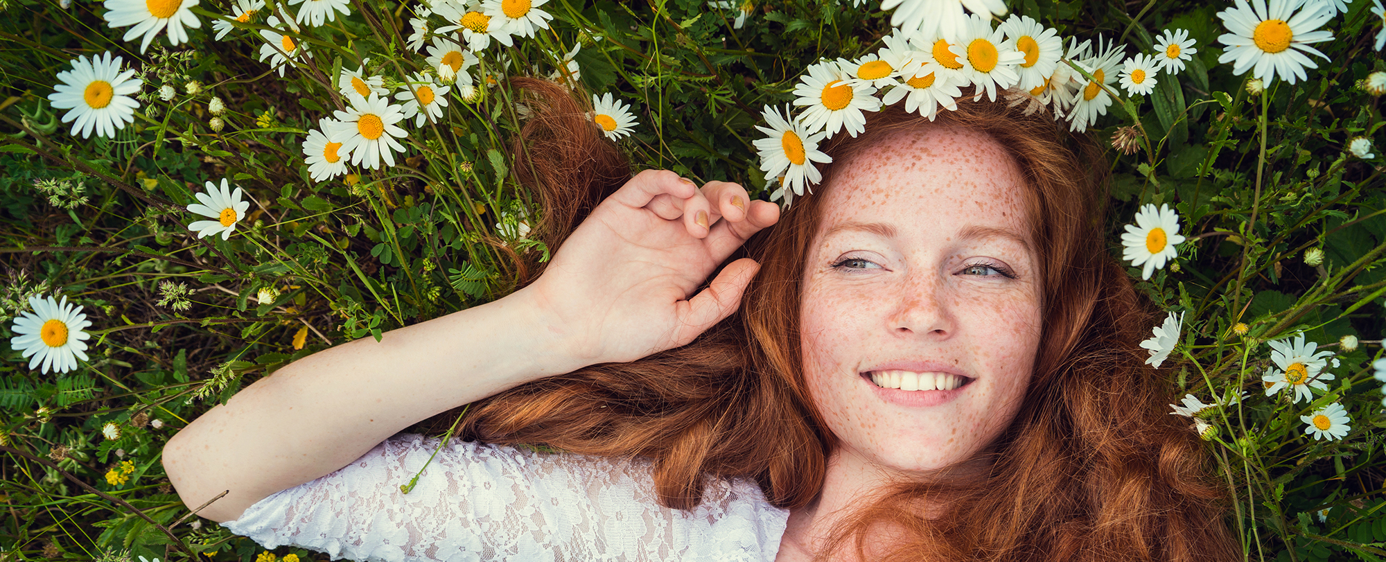 Frau mit Blumen in den Haaren